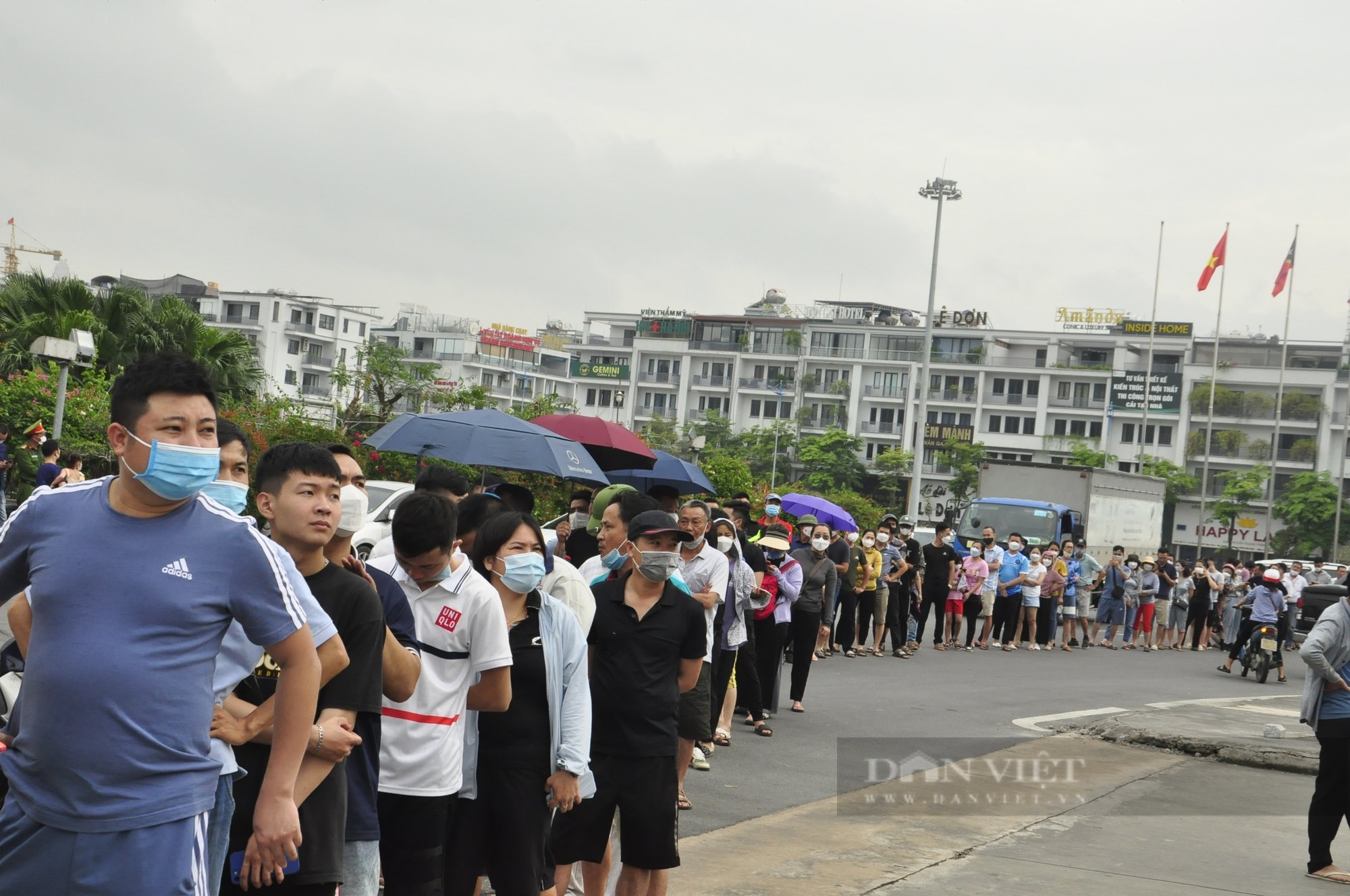 Người Hạ Long &quot;rồng rắn&quot; xếp hàng chờ nhận vé xem chung kết bóng đá nữ - Ảnh 2.