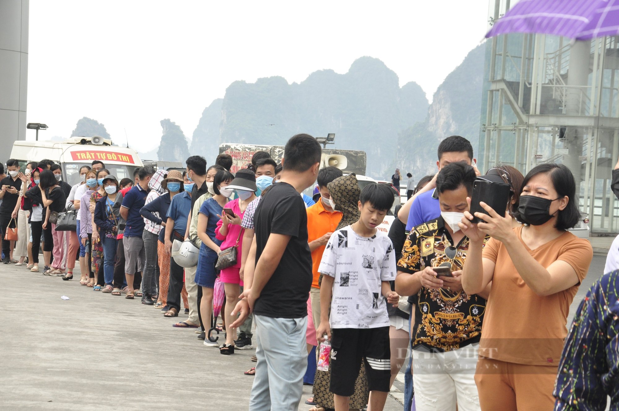 Người Hạ Long &quot;rồng rắn&quot; xếp hàng chờ nhận vé xem chung kết bóng đá nữ - Ảnh 3.