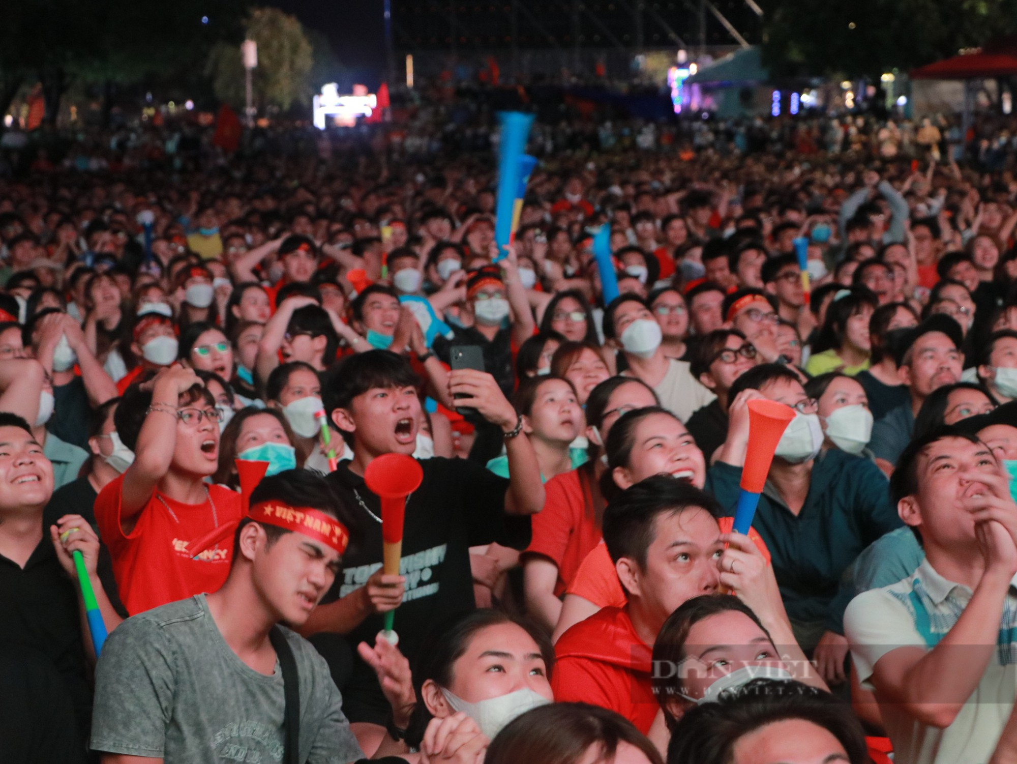 Sau trận chung kết bóng đá nam SEA Games 31: Hàng ngàn người dân cùng phương tiện kẹt cứng ở phố đi bộ Nguyễn Huệ - Ảnh 4.