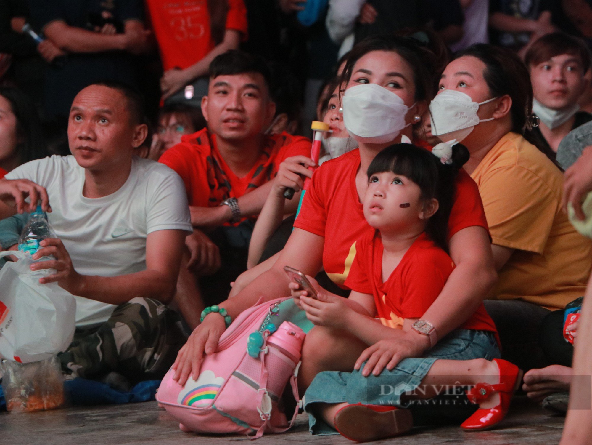 Gần 0h đêm lượng người và phương tiện ở TP.HCM vẫn đông nghẹt sau trận chung kết bóng đá nam SEA Games 31 - Ảnh 7.
