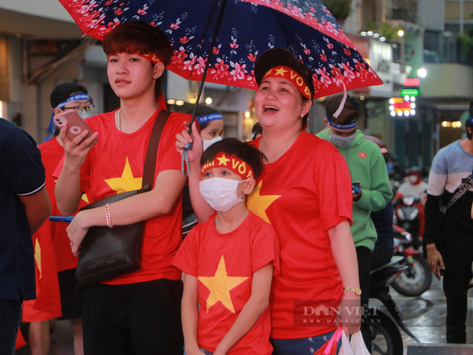 Người dân TP.HCM tập trung đông nghẹt tại phố đi bộ Nguyễn Huệ đội mưa chờ cổ vũ đội tuyển U23 - Ảnh 6.