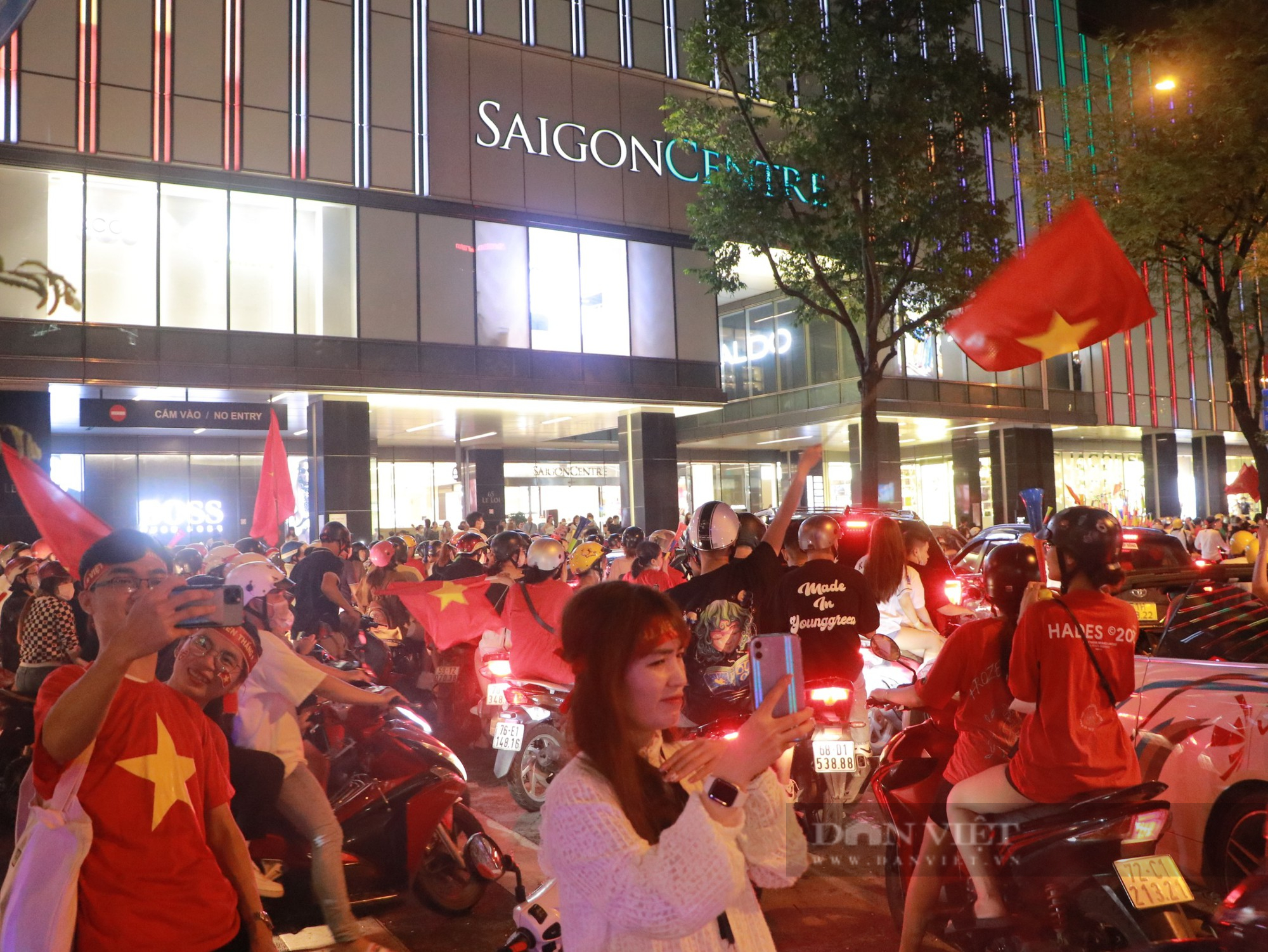 Sau trận chung kết bóng đá nam SEA Games 31: Hàng ngàn người dân cùng phương tiện kẹt cứng ở phố đi bộ Nguyễn Huệ - Ảnh 6.