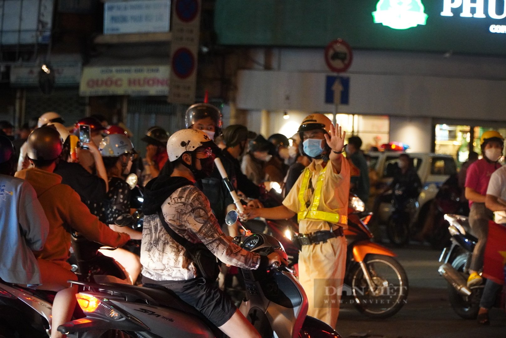 Gần 0h đêm lượng người và phương tiện ở TP.HCM vẫn đông nghẹt sau trận chung kết bóng đá nam SEA Games 31 - Ảnh 5.