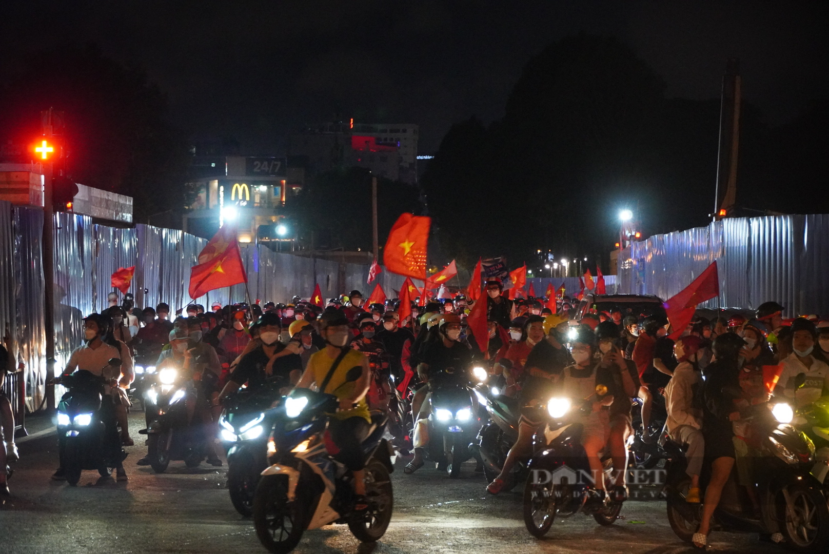 Gần 0h đêm lượng người và phương tiện ở TP.HCM vẫn đông nghẹt sau trận chung kết bóng đá nam SEA Games 31 - Ảnh 1.