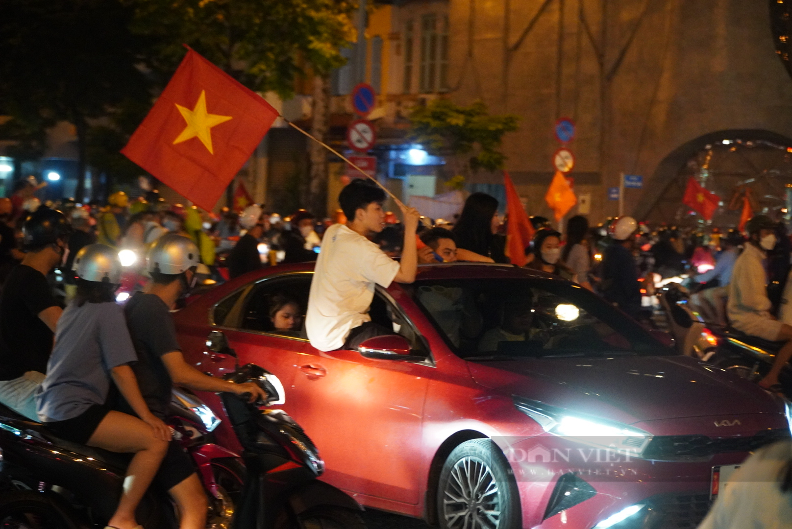 Gần 0h đêm lượng người và phương tiện ở TP.HCM vẫn đông nghẹt sau trận chung kết bóng đá nam SEA Games 31 - Ảnh 4.