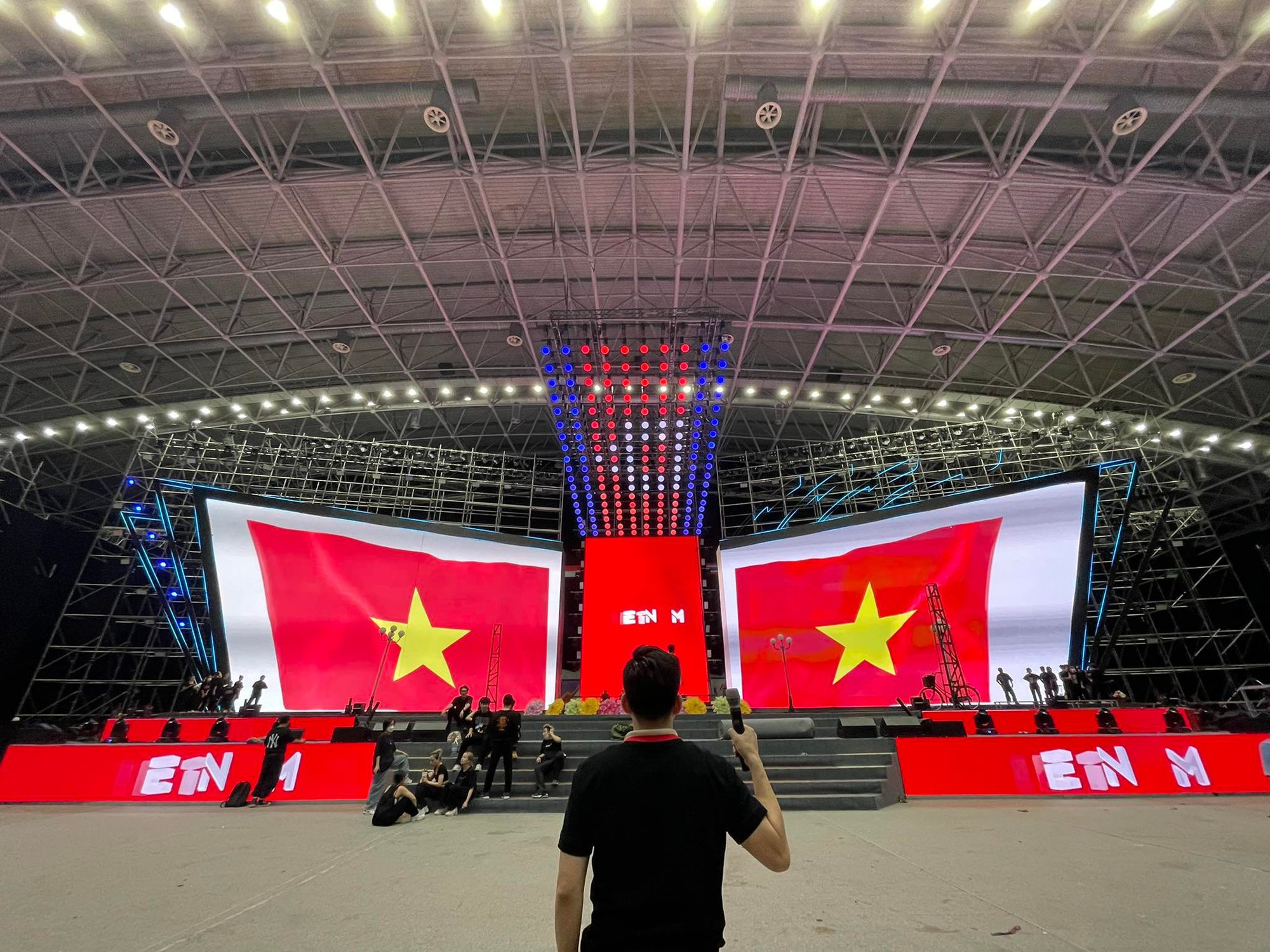 Đạo diễn Hoàng Công Cường và cộng sự gấp rút chuẩn bị cho buổi lễ Bế mạc SEA Games 31 - Ảnh 3.
