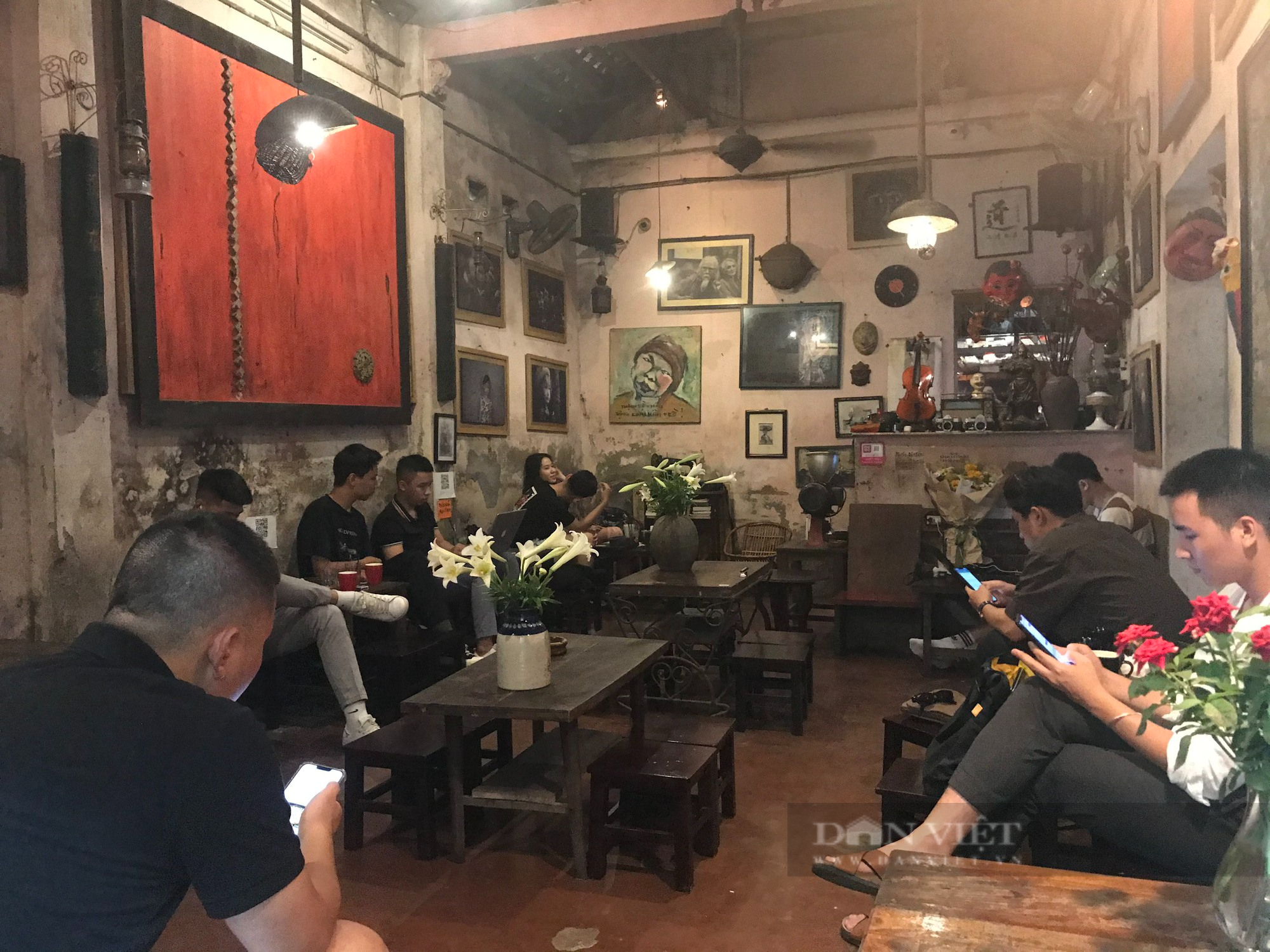 Độc đáo chiếc cổng nhà cổ &quot;phát ra những điệu nhạc Trịnh&quot; giữa lòng Hà Nội - Ảnh 5.