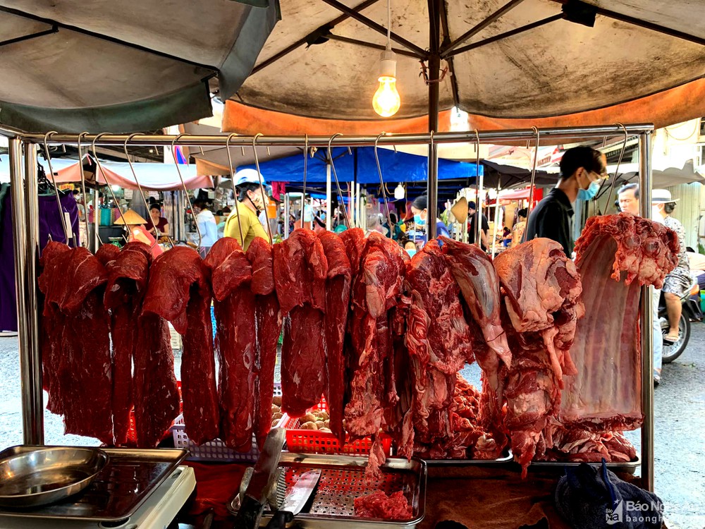 Giá bò hơi &quot;chạm đáy&quot;, nhiều chủ trang trại phải &quot;bán tháo&quot;, thế mà thịt bò ở chợ vẫn không giảm - Ảnh 2.