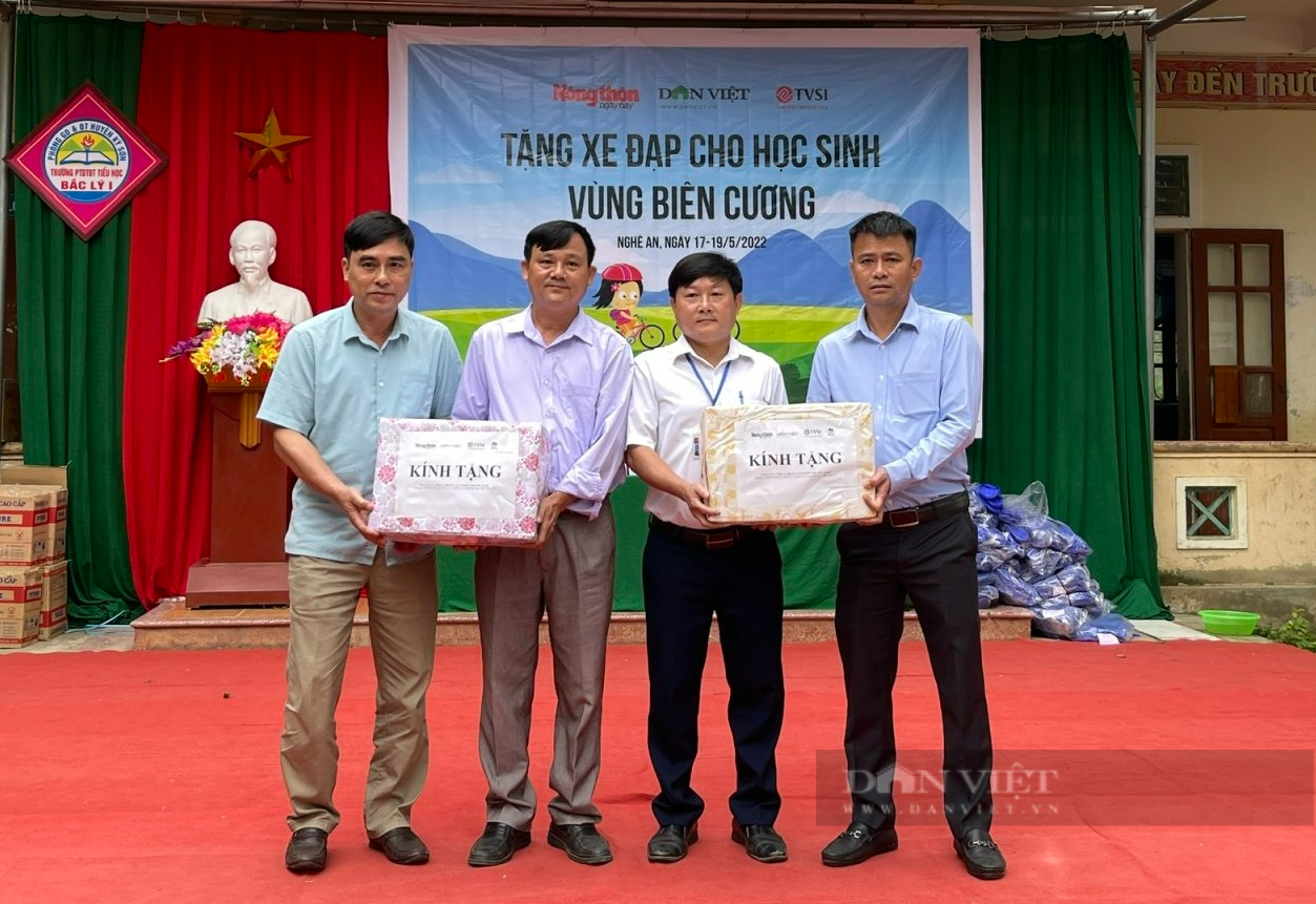 Những đứa trẻ không còn phải chân đất đến trường - Ảnh 7.