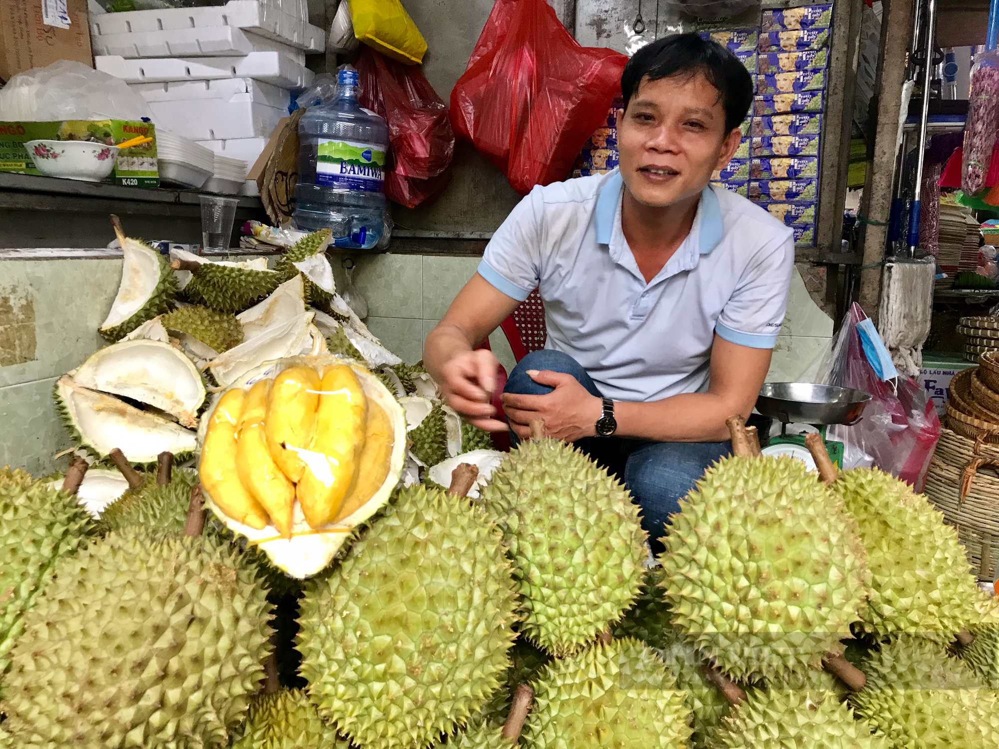 Giá sầu riêng giảm, bán cả trăm kg trong vài tiếng - Ảnh 1.