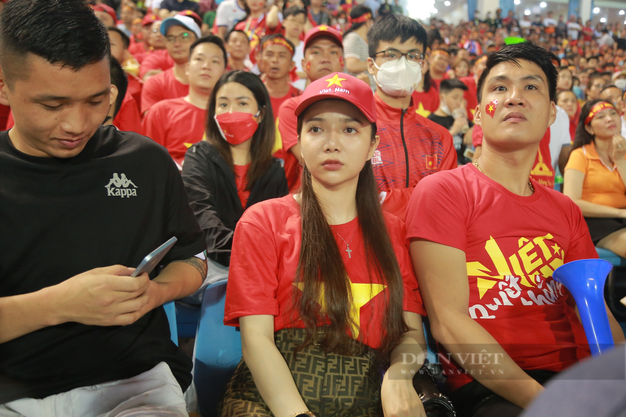 Vợ chồng trung vệ Bùi Tiến Dũng vỡ oà khi Mạnh Dũng ghi bàn - Ảnh 6.