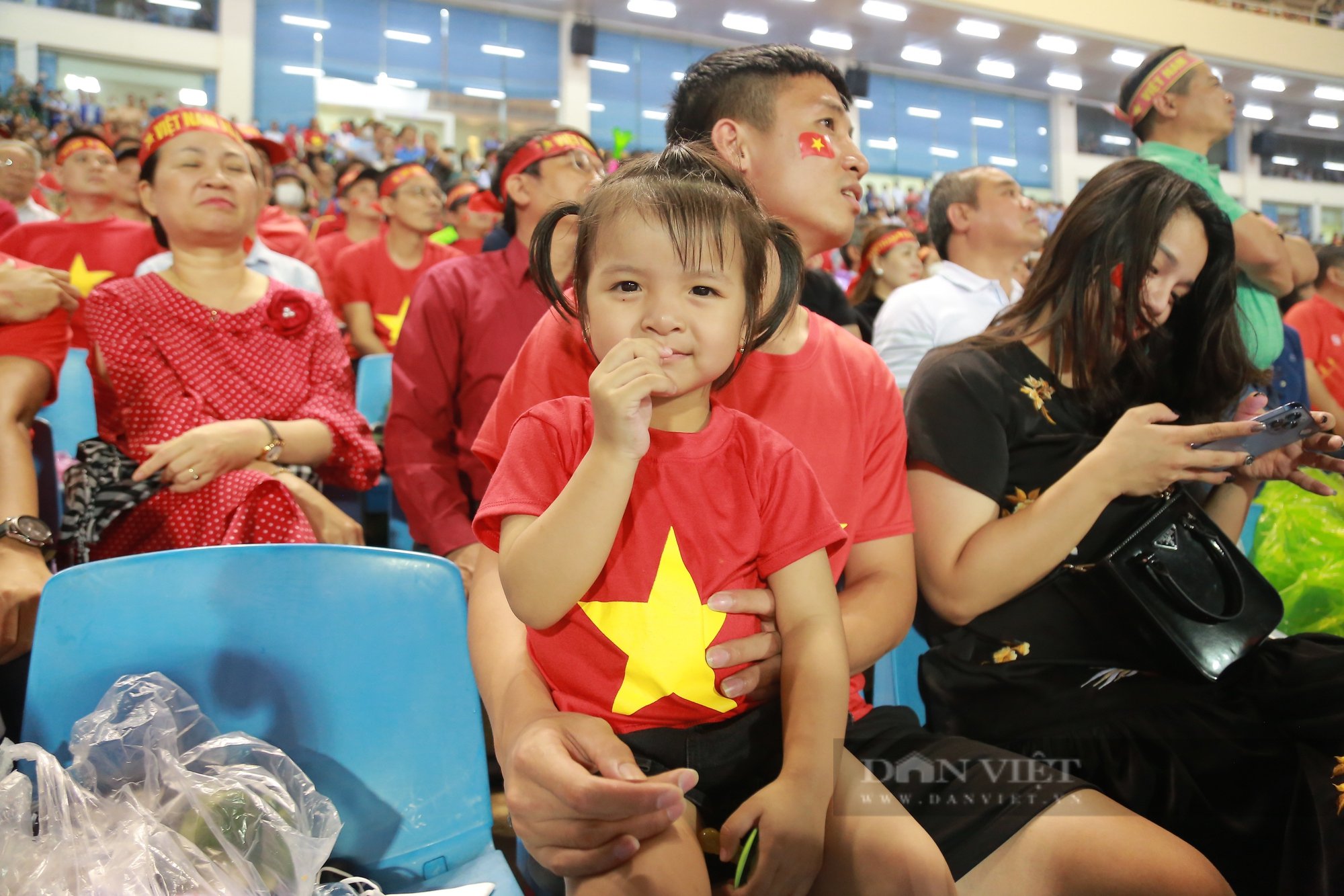 Vợ chồng trung vệ Bùi Tiến Dũng vỡ oà khi Mạnh Dũng ghi bàn - Ảnh 2.