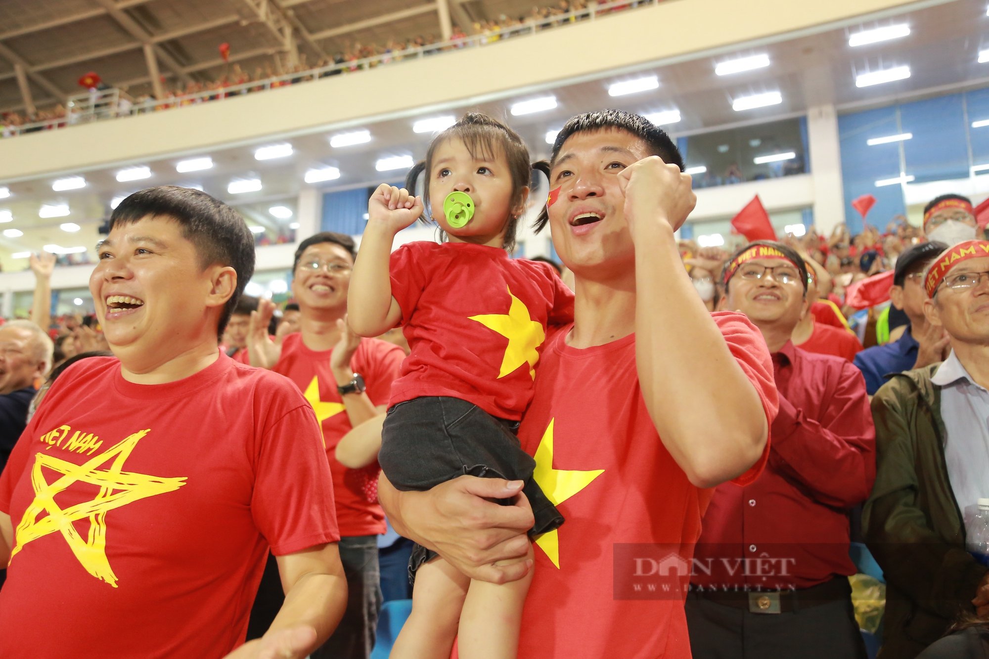Vợ chồng trung vệ Bùi Tiến Dũng vỡ oà khi Mạnh Dũng ghi bàn - Ảnh 5.