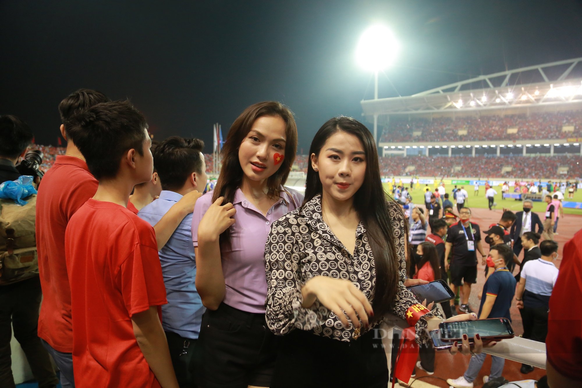 Vợ chồng trung vệ Bùi Tiến Dũng vỡ oà khi Mạnh Dũng ghi bàn - Ảnh 7.