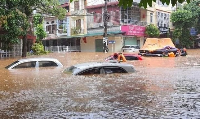 Những lưu ý khi lái ô tô vào mùa mưa lũ - Ảnh 8.
