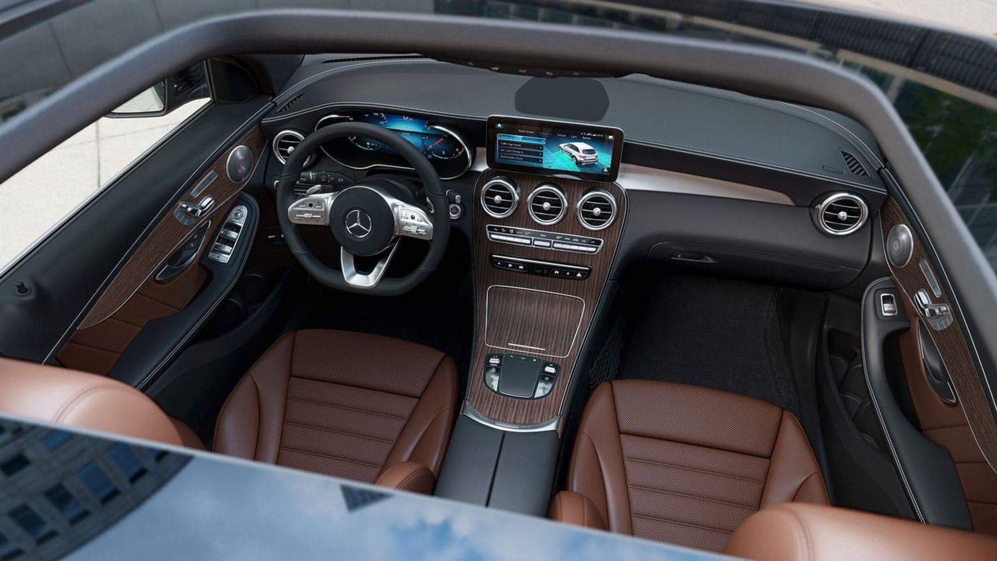 Mercedes-Benz GLC 300 AMG mà Hoàng Đức U23 Việt Nam vừa tậu có gì, giá bao nhiêu? - Ảnh 2.