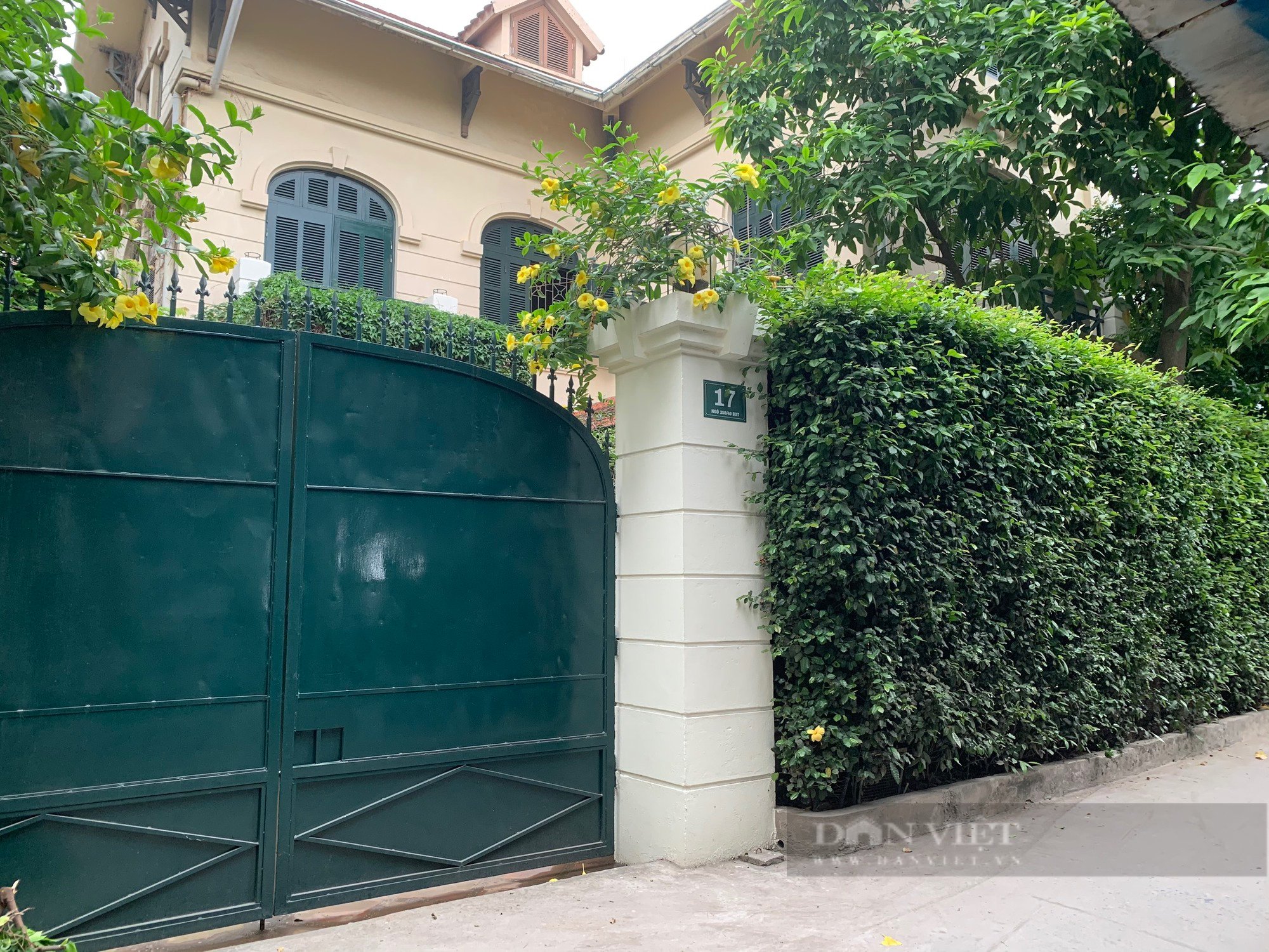 Ngôi nhà có hàng rào làm bằng cây duối gai trăm năm tuổi, &quot;cực chất&quot; ở Hà Nội - Ảnh 2.
