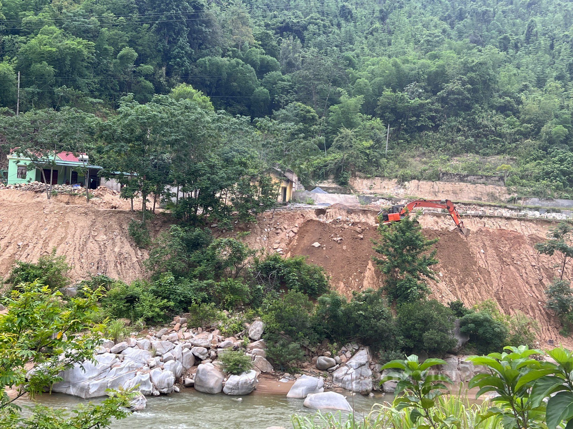 Thanh Hóa: Đơn vị thi công đường lén đổ đất thải xuống sông Lò - Ảnh 2.