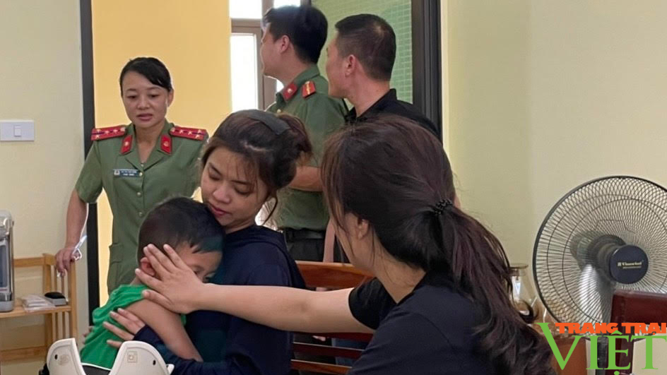 Sơn La: Trao trả bé trai 5 tuổi bị lạc về cho người thân - Ảnh 1. Sơn La: Trao trả bé trai 5 tuổi bị lạc về cho người thân - Ảnh 1.