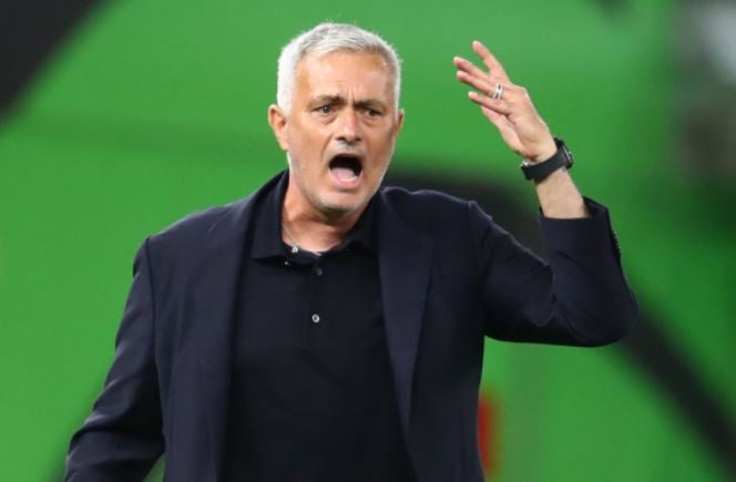 HLV Mourinho đi vào lịch sử bóng đá châu Âu - Ảnh 1.