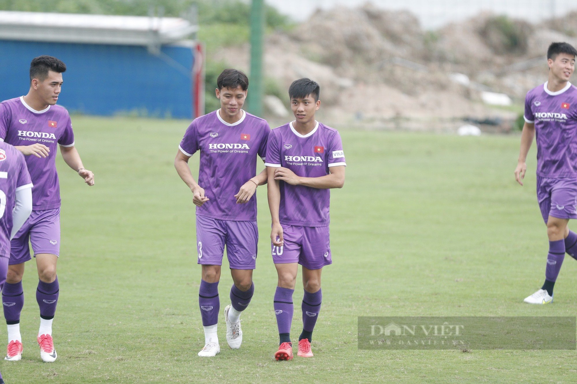 Quang Hải, Văn Toàn tay bắt mặt mừng khi chơi trò chơi  - Ảnh 3.