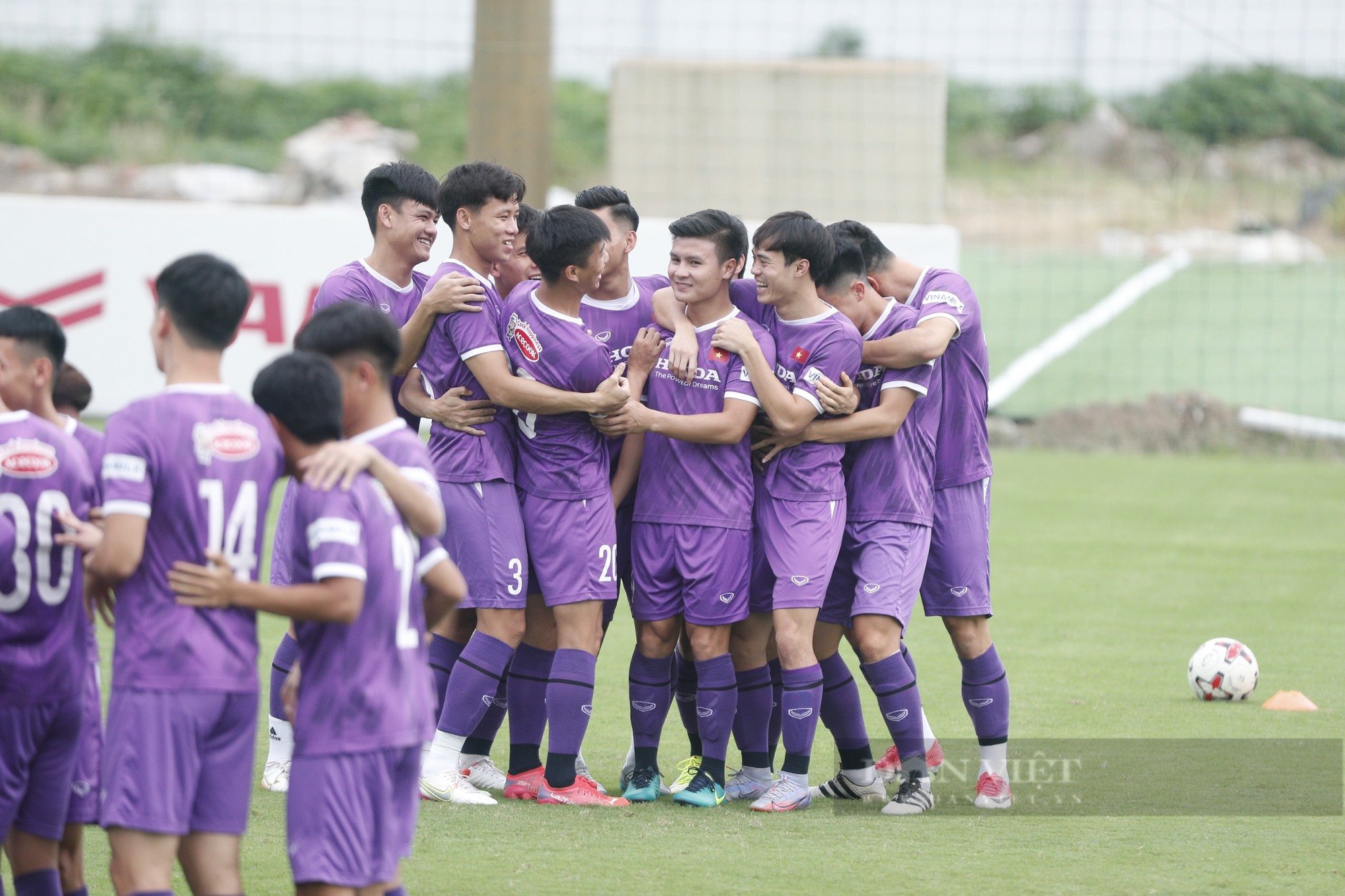 Quang Hải, Văn Toàn tay bắt mặt mừng khi chơi trò chơi  - Ảnh 1.