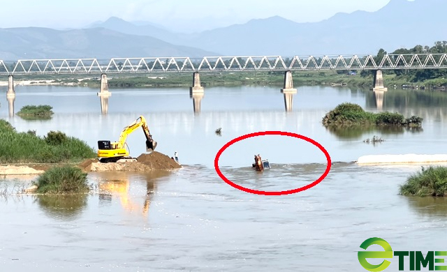Quảng Ngãi: Hi hữu xe đào tiền tỷ thành "tàu ngầm" vì nước lũ trái mùa trên sông Trà Khúc - Ảnh 1. Quảng Ngãi: Hi hữu xe đào tiền tỷ thành "tàu ngầm" vì nước lũ trái mùa trên sông Trà Khúc - Ảnh 1.