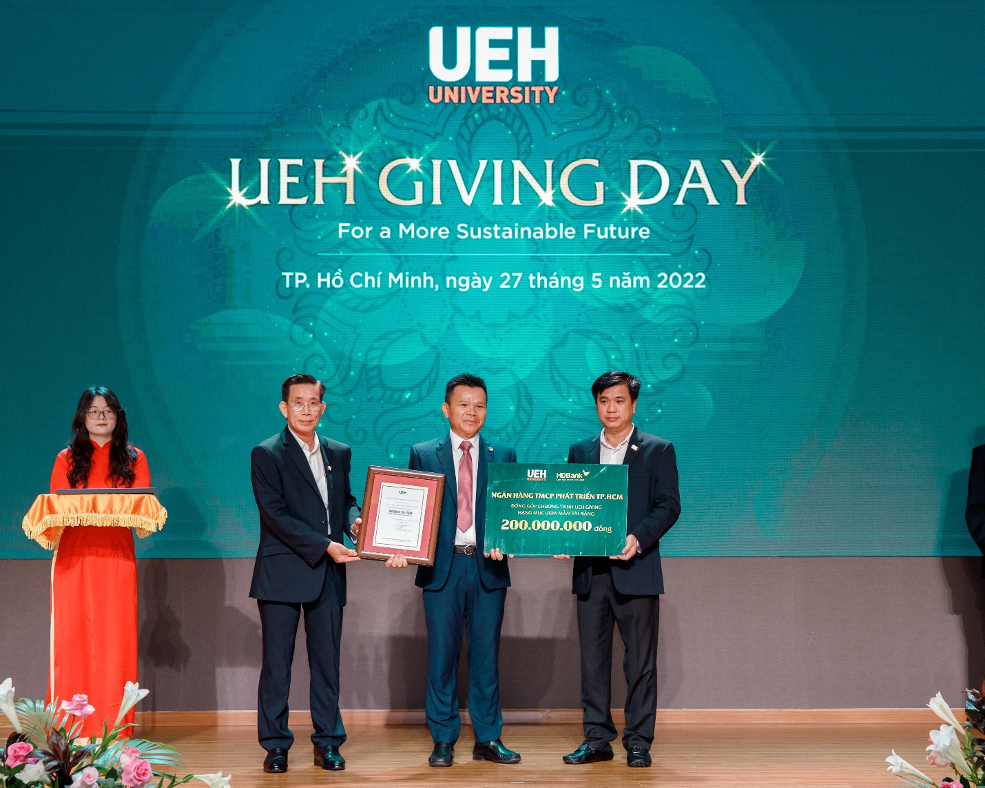 HDBank tặng học bổng cho sinh viên Đại học Kinh tế TP.HCM vì tương lai phát triển bền vững - Ảnh 1.