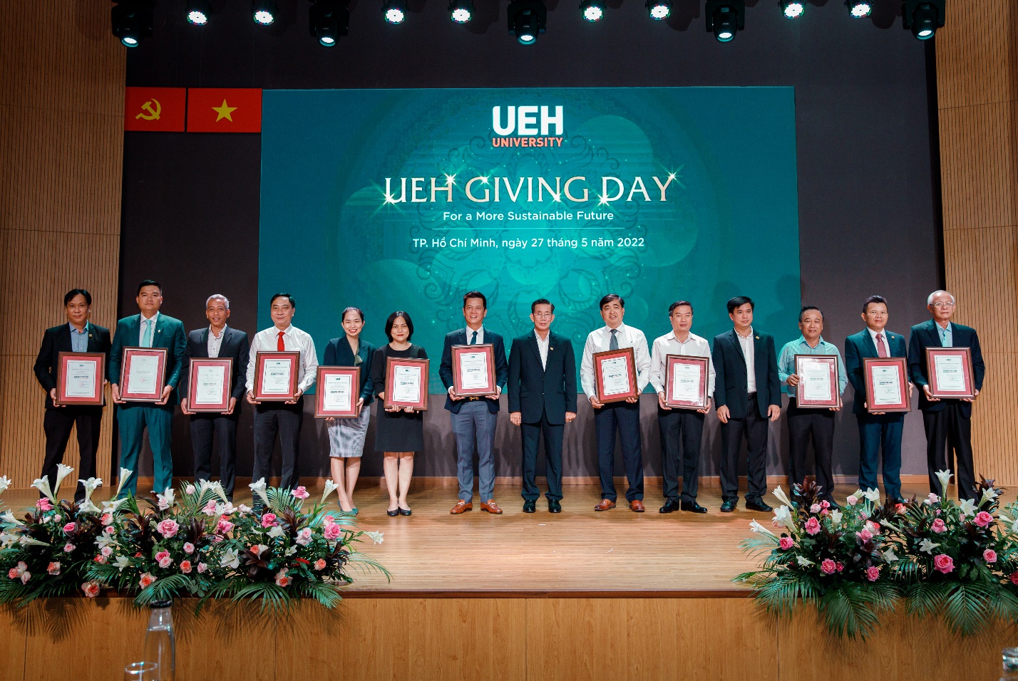 HDBank tặng học bổng cho sinh viên Đại học Kinh tế TP.HCM vì tương lai phát triển bền vững - Ảnh 2.