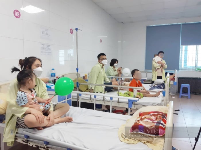 Trẻ nhỏ Hà Nội nhập viện tăng mạnh do thay đổi thời tiết, bác sĩ chỉ ra sai lầm nguy hiểm từ cha mẹ - Ảnh 1.