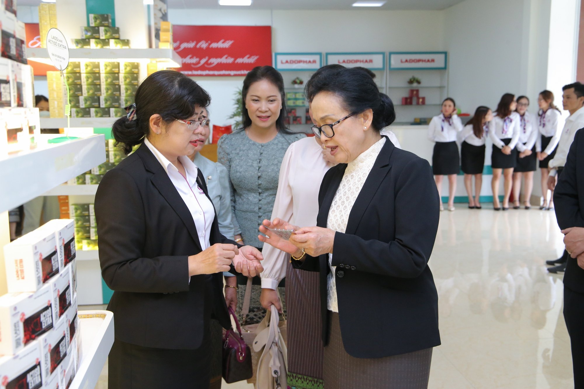 Ladophar đón tiếp phái đoàn ngoại giao Lào và ký kết mở rộng vùng trồng dược liệu - Ảnh 2. Ladophar đón tiếp phái đoàn ngoại giao Lào và ký kết mở rộng vùng trồng dược liệu - Ảnh 2.