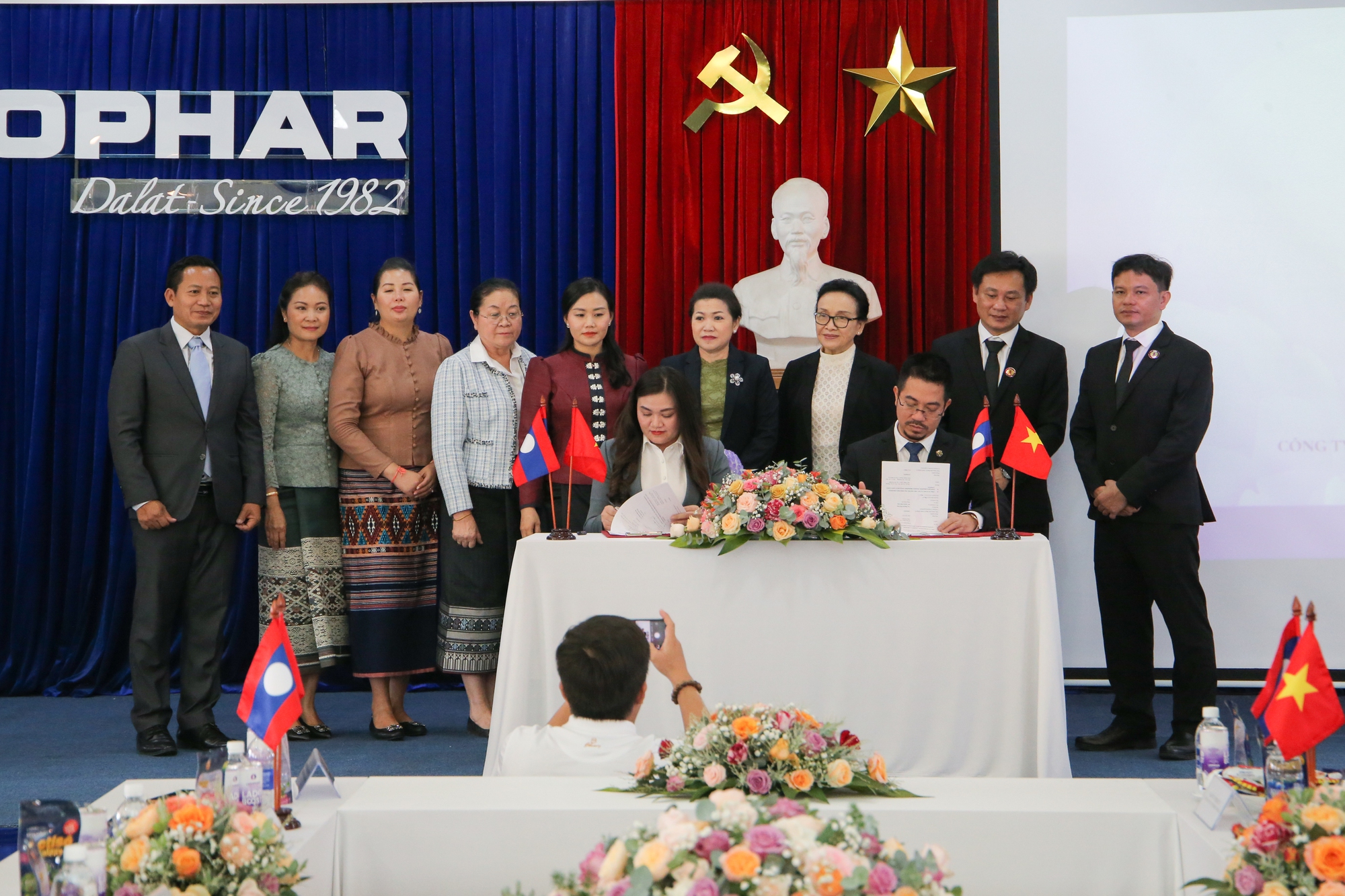 Ladophar đón tiếp phái đoàn ngoại giao Lào và ký kết mở rộng vùng trồng dược liệu - Ảnh 3. Ladophar đón tiếp phái đoàn ngoại giao Lào và ký kết mở rộng vùng trồng dược liệu - Ảnh 3.