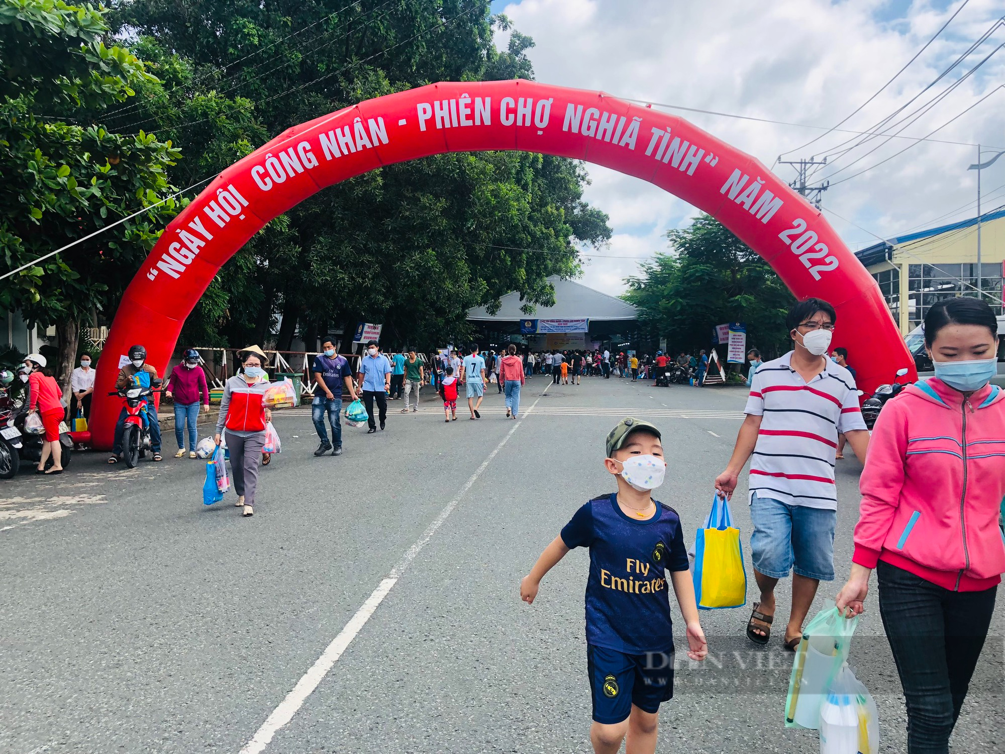 TP.HCM: Công nhân phấn khởi, tay xách nách mang tại &quot;ngày hội công nhân – phiên chợ nghĩa tình&quot; - Ảnh 1.
