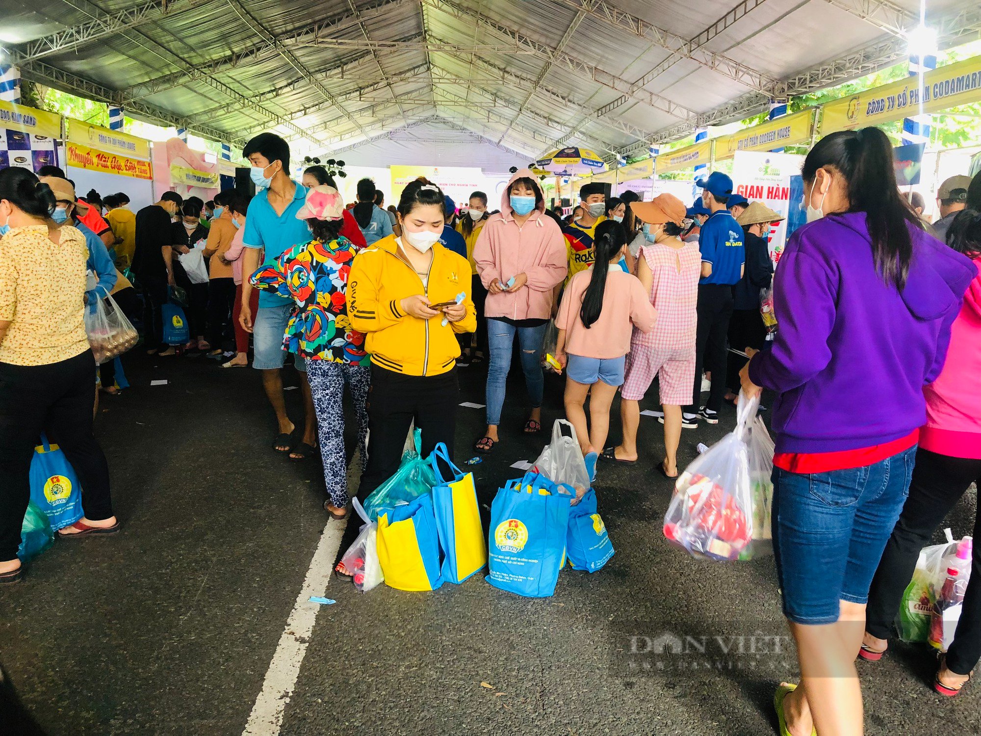 TP.HCM: Công nhân phấn khởi, tay xách nách mang tại &quot;ngày hội công nhân – phiên chợ nghĩa tình&quot; - Ảnh 4.
