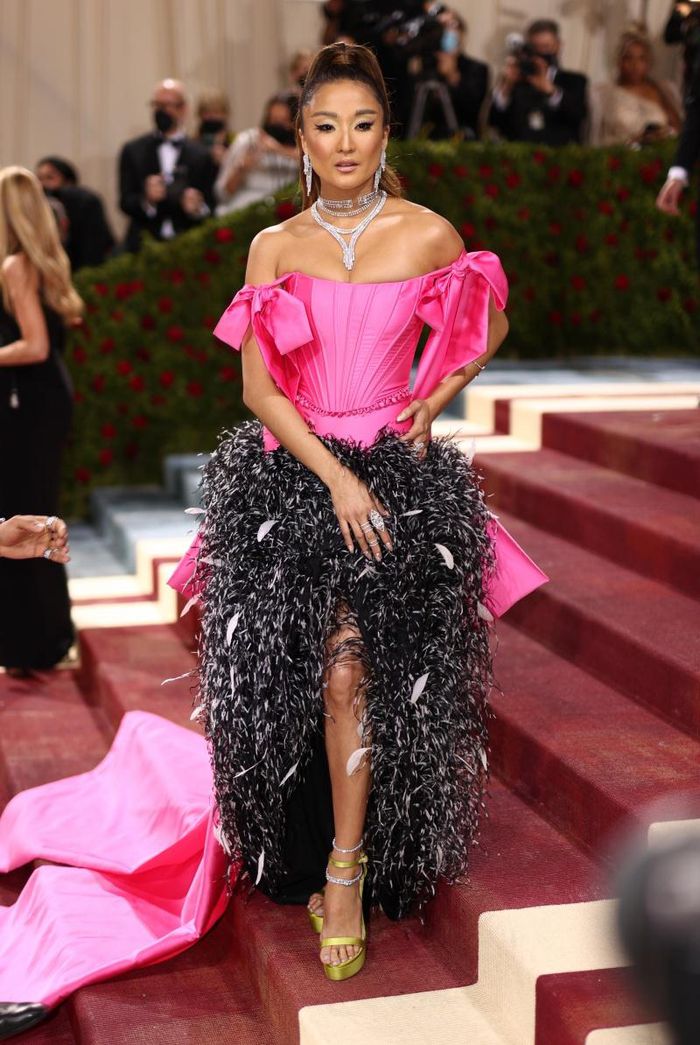 10 bộ váy đẹp nhất Met Gala 2022 - Ảnh 7.