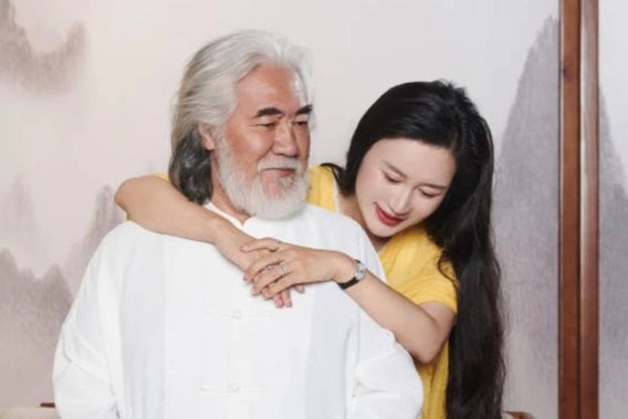Hôn nhân của &quot;ông trùm&quot; kiếm hiệp Trương Kỷ Trung bên bà xã kém 31 tuổi - Ảnh 5.