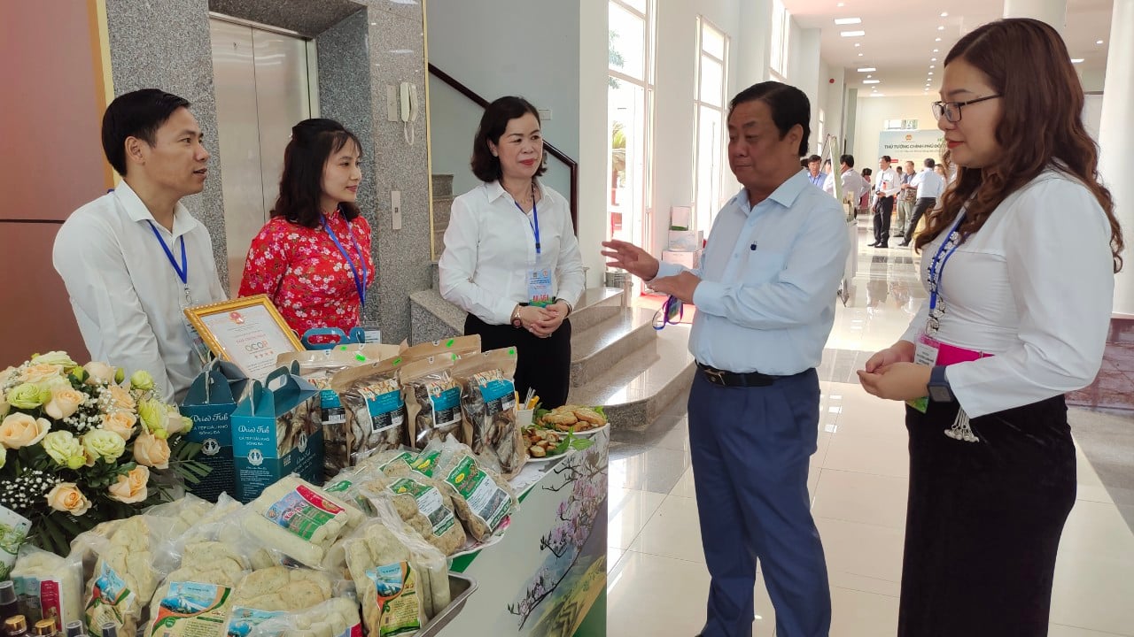 Đi thăm gian hàng nông sản, Bộ trưởng Lê Minh Hoan gợi ý chia đôi túi cá, lợi nhuận sẽ tăng gấp 2-3 lần - Ảnh 1.