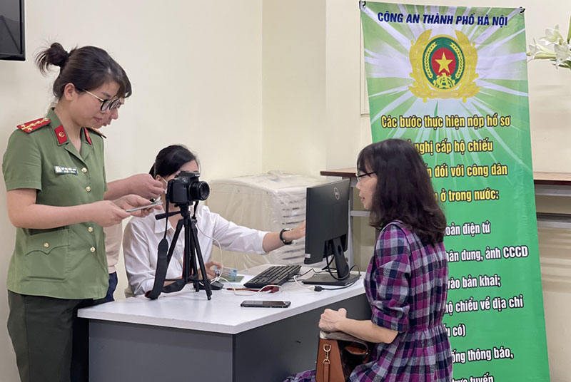 Bộ Công an cấp hộ chiếu online từ tháng 6/2022 - Ảnh 1.