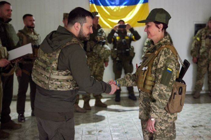 Tổng thống Zelensky ghé thăm tiền tuyến phía đông bắc Kharkov trong bối cảnh chiến sự phức tạp - Ảnh 1.