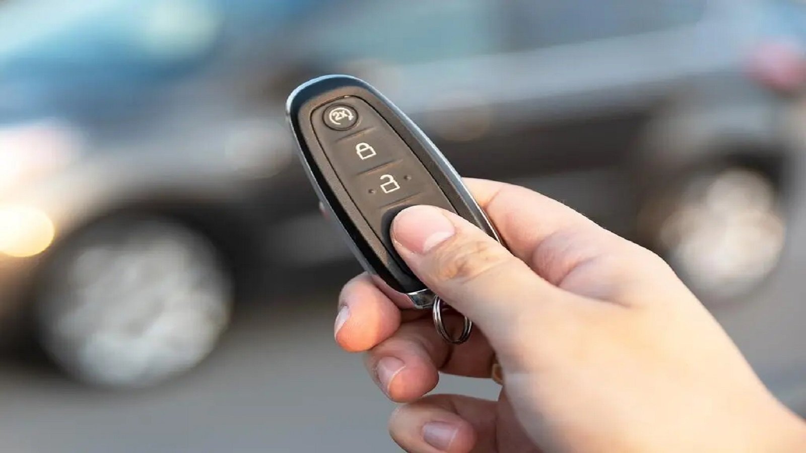 Cách khởi động ô tô khi chìa khóa thông minh hết pin - Ảnh 3.