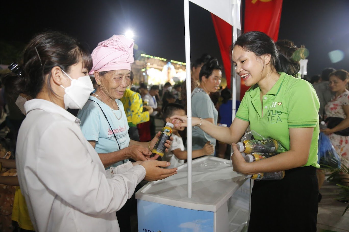 Khách nườm nượp ra vào gian hàng TH true Milk tại Lễ hội Festival trái cây và sản phẩm OCOP năm 2022 - Ảnh 3.