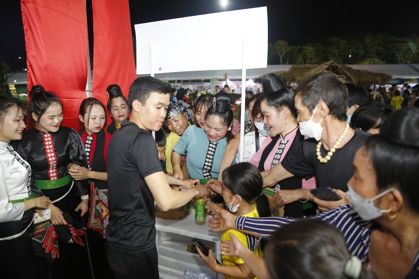 Khách nườm nượp ra vào gian hàng TH true Milk tại Lễ hội Festival trái cây và sản phẩm OCOP năm 2022 - Ảnh 2.