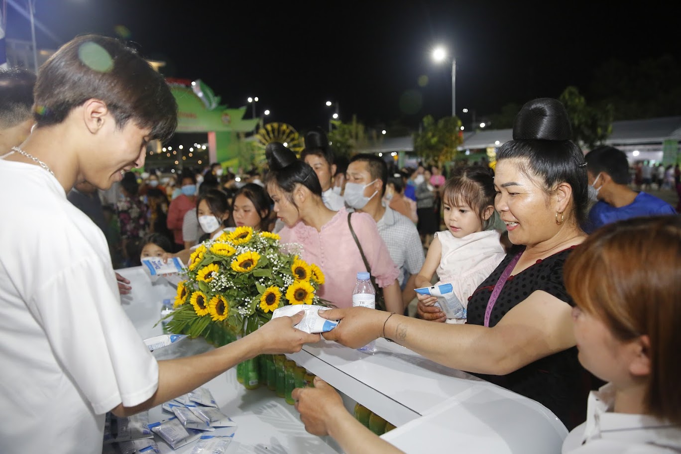 Khách nườm nượp ra vào gian hàng TH true Milk tại Lễ hội Festival trái cây và sản phẩm OCOP năm 2022 - Ảnh 6.