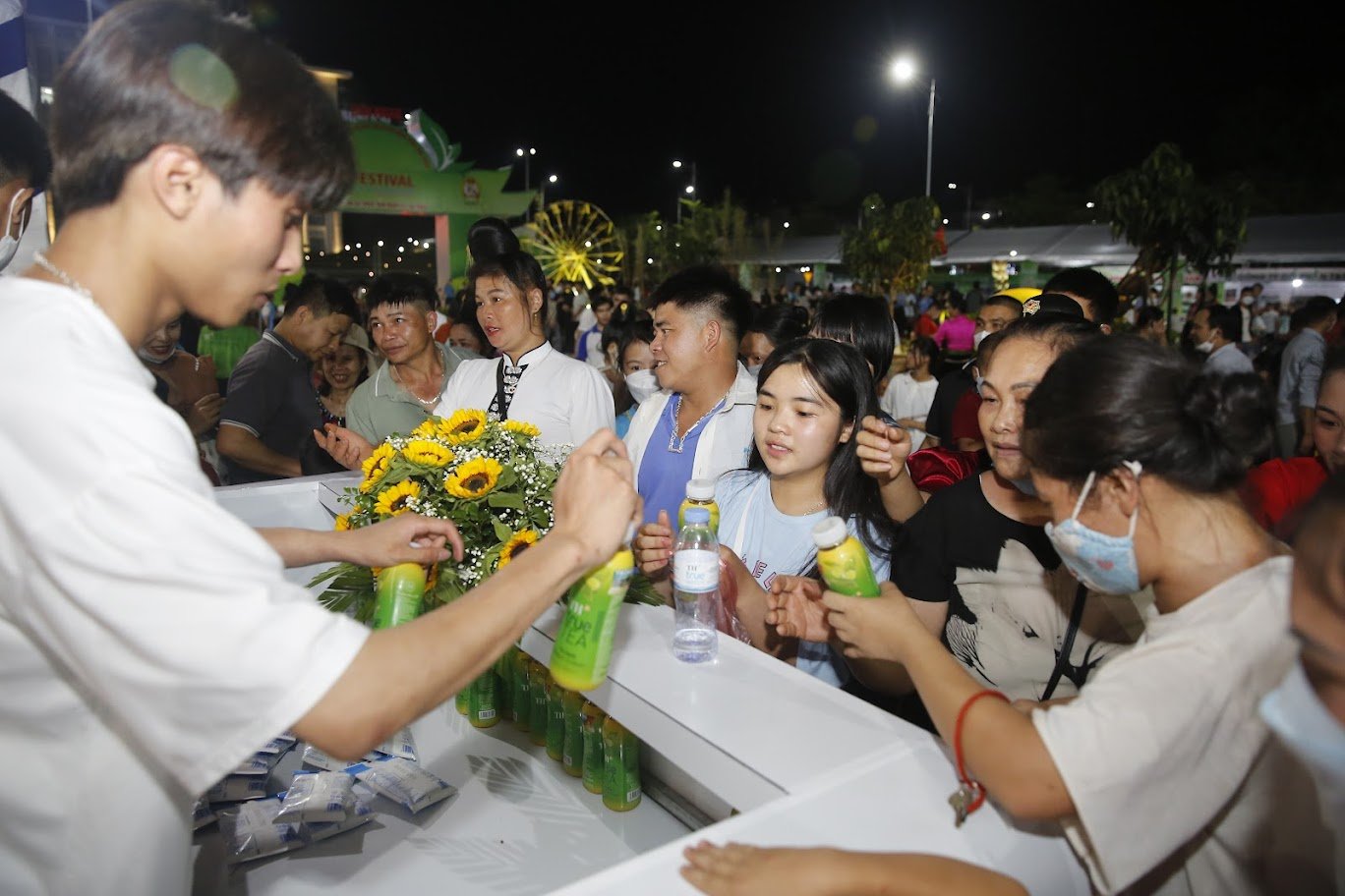 Khách nườm nượp ra vào gian hàng TH true Milk tại Lễ hội Festival trái cây và sản phẩm OCOP năm 2022 - Ảnh 4.