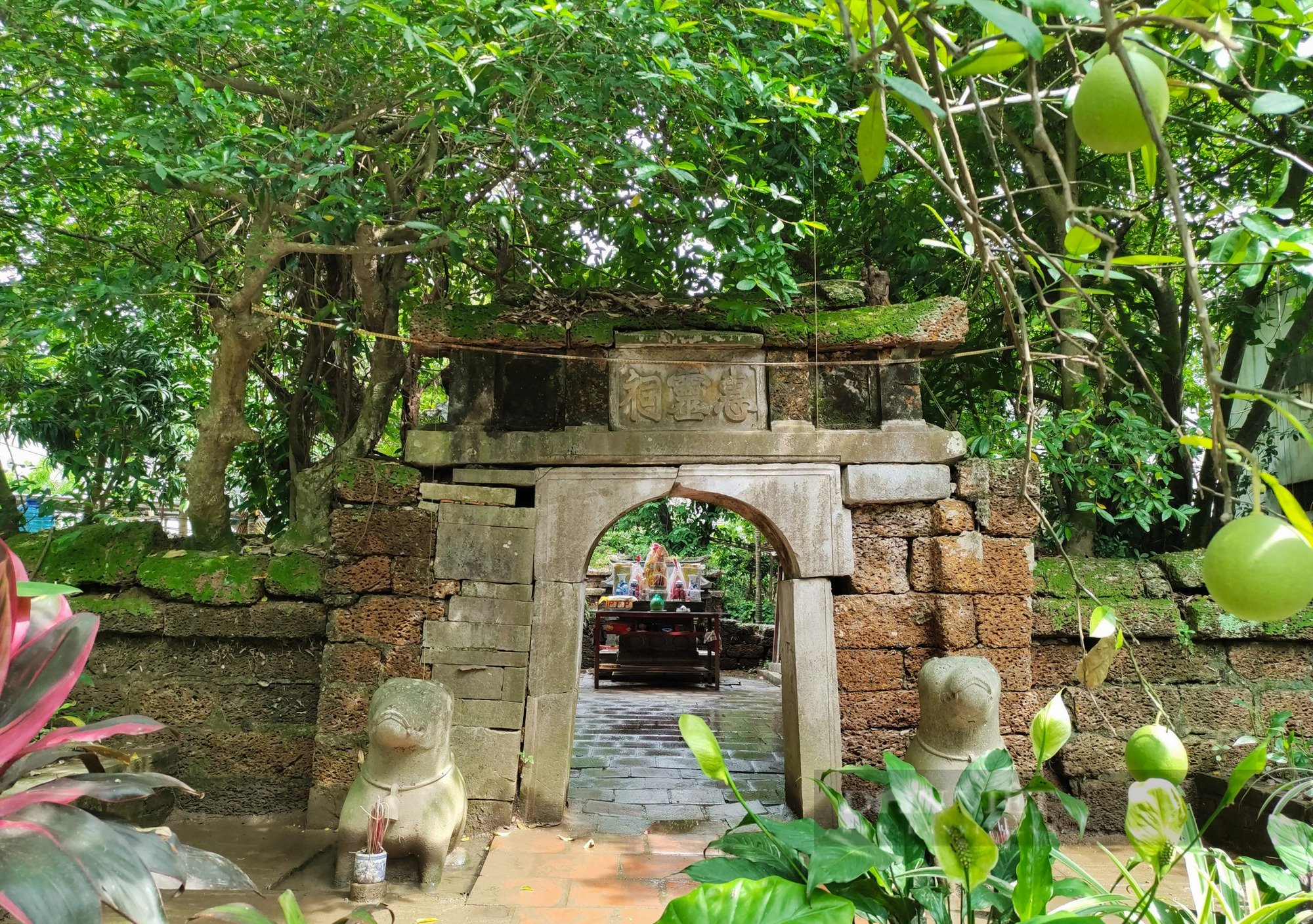 Lăng mộ của võ tướng tồn tại hơn 3 thế kỷ đang phải &quot;chống nạng&quot; ở Hà Nội - Ảnh 1.