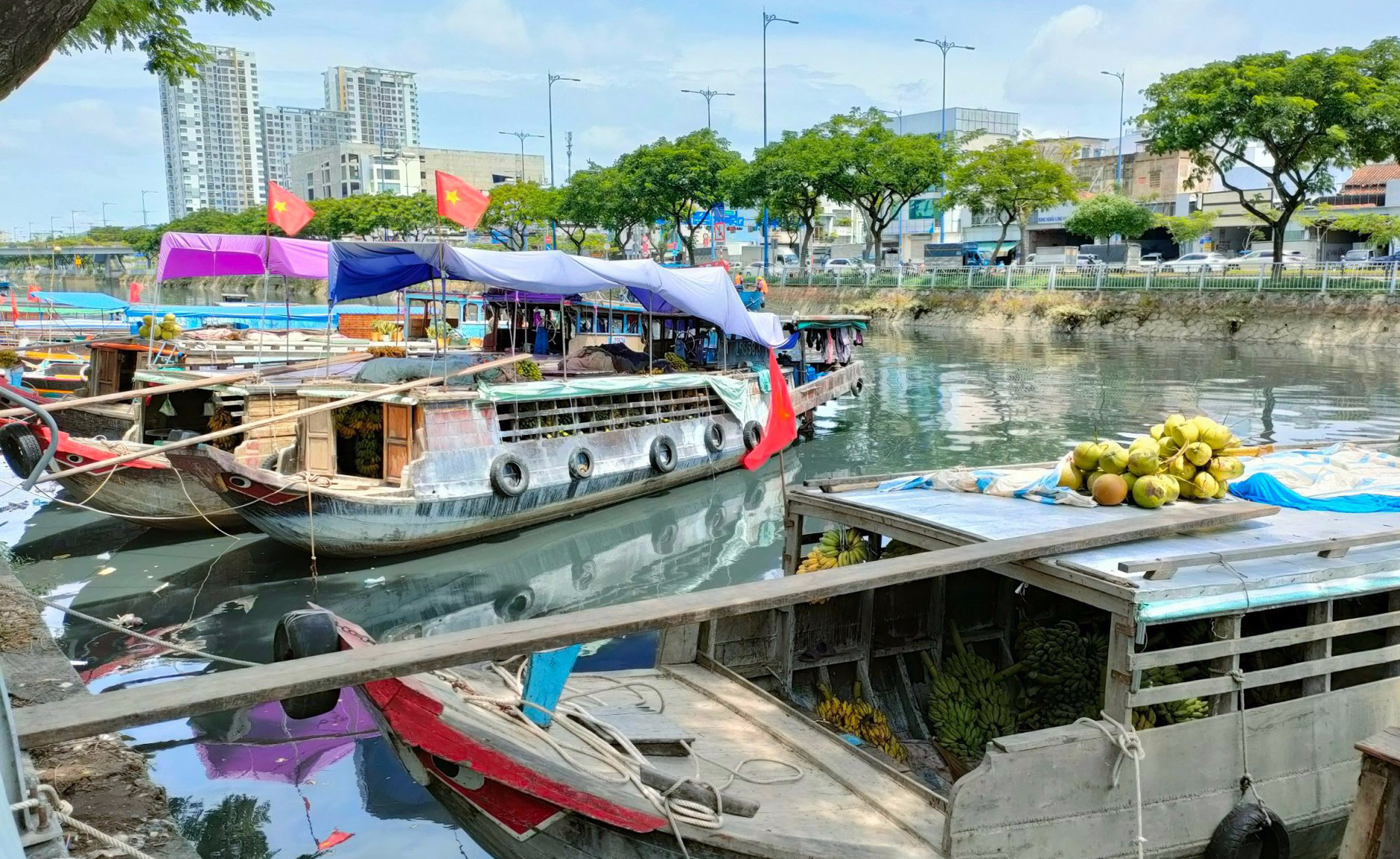 Về bến Bình Đông mua trái cây &quot;trên bến dưới thuyền&quot; - Ảnh 1.
