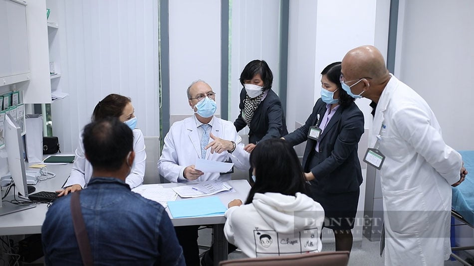 'Phù thủy phẫu thuật bàn tay' Stéphane Guero điều trị cho trẻ em Việt Nam mắc dị tật bàn tay - Ảnh 4.