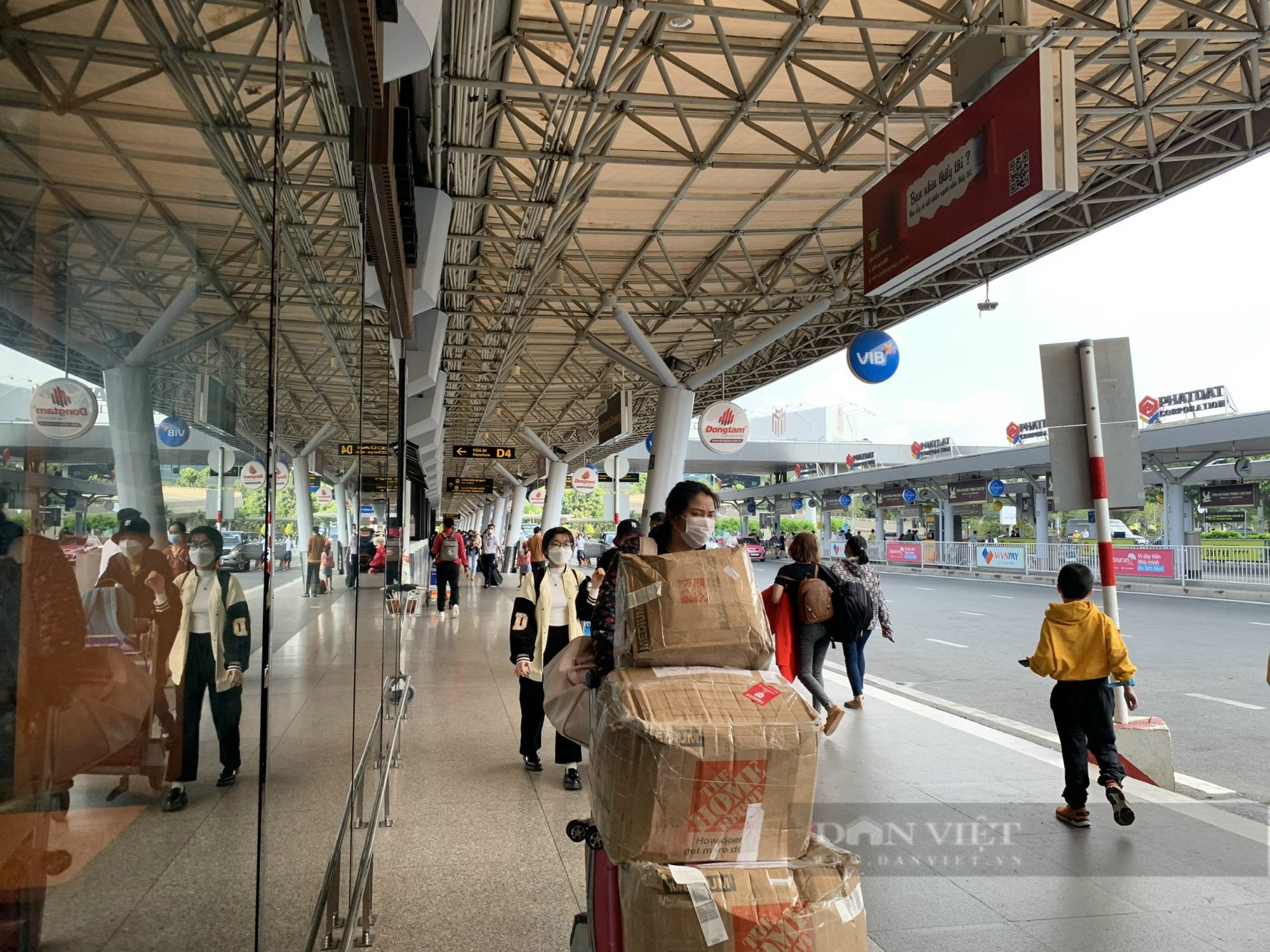 Ngày đầu đi làm sau nghỉ lễ, Tân Sơn Nhất vẫn đón lượng khách &quot;khủng&quot; - Ảnh 3.