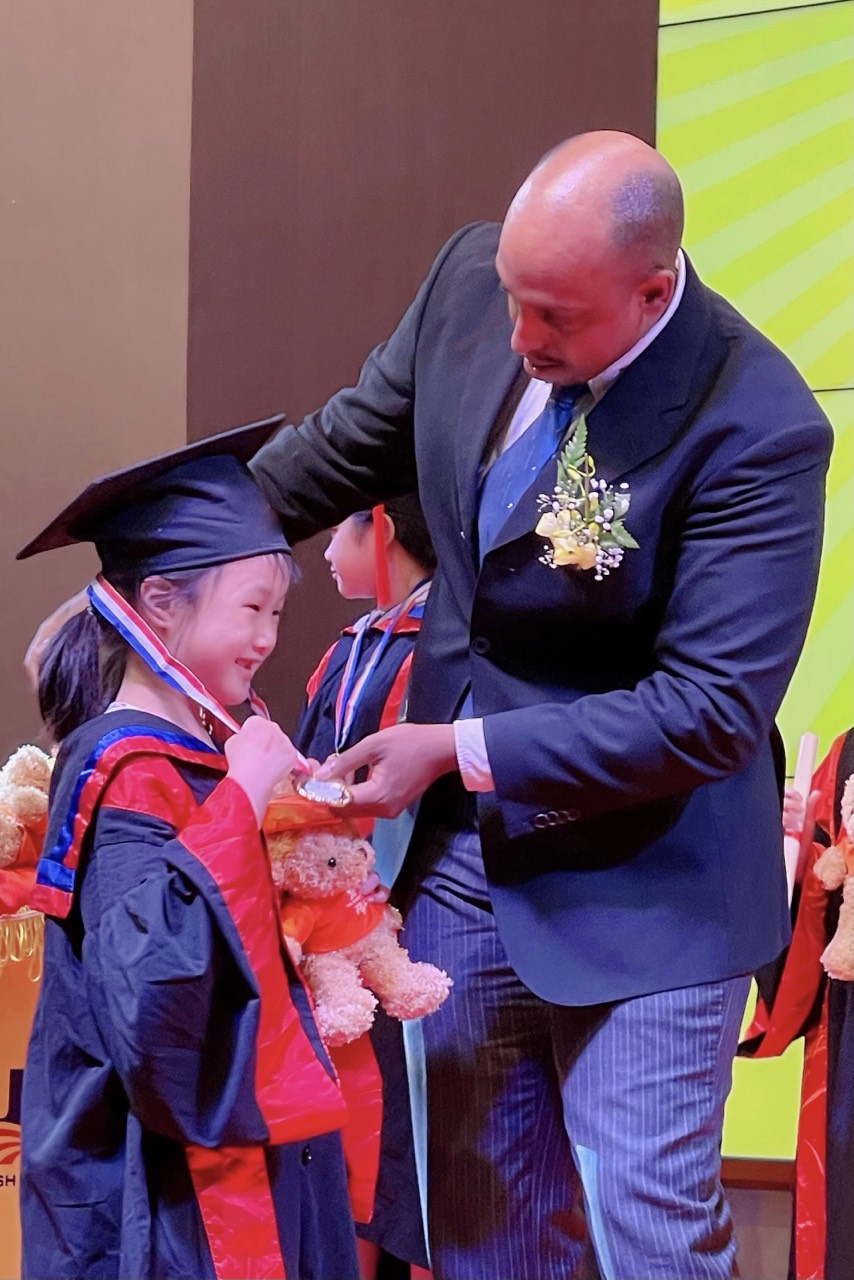 Con gái xinh xắn của MC tài chính ở VTV, thông thạo 3 ngoại ngữ khi mới 7 tuổi - Ảnh 2.