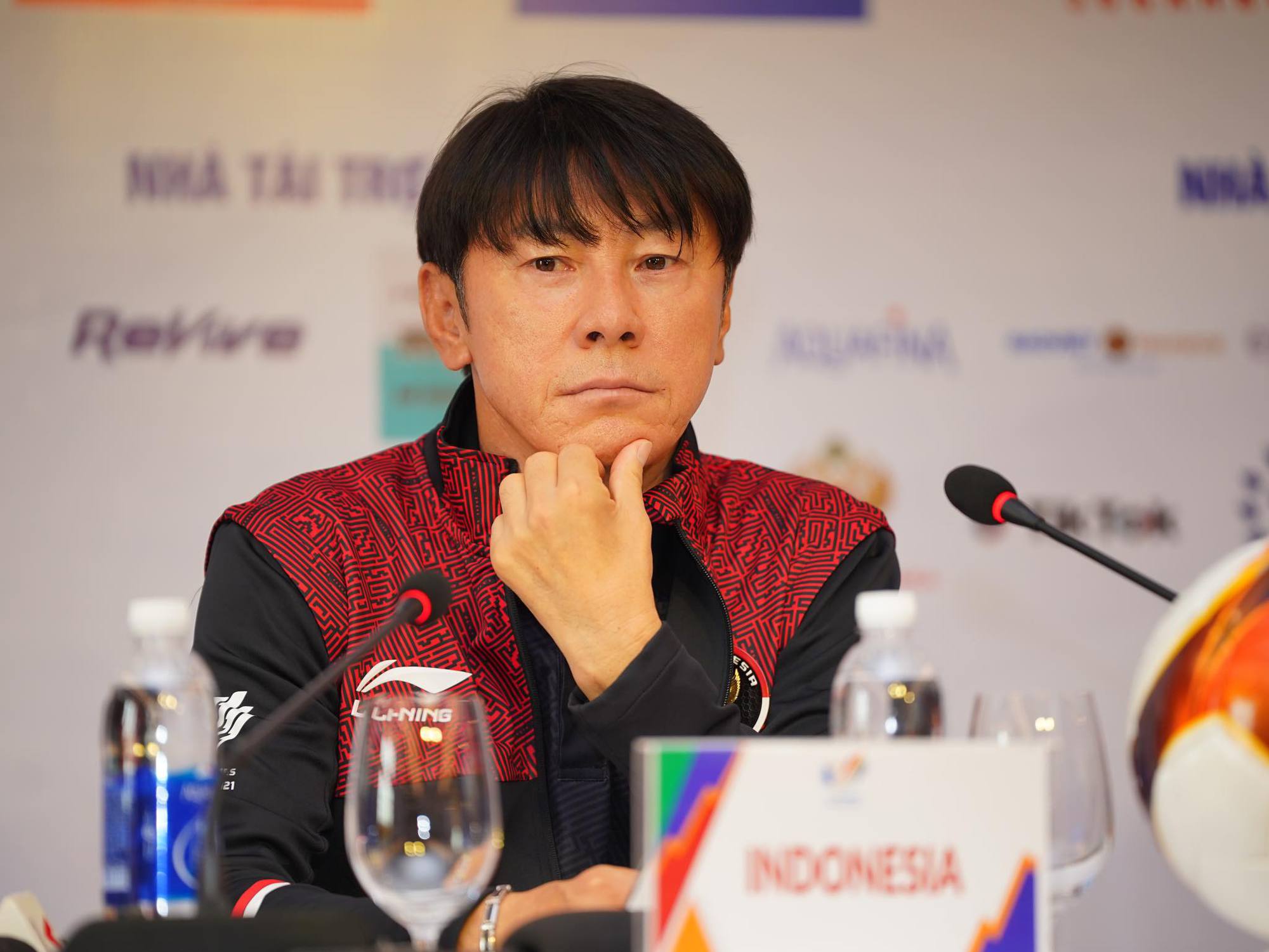HLV Shin: &quot;Tôi không xấu hổ dù đã thua ông Park&quot; - Ảnh 1.